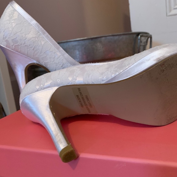 White lace shoes - Picture 3 of 5